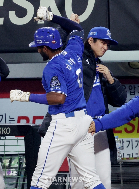 '2024 KBO 포스트시즌 한국시리즈 5차전' KIA-삼성전이 28일 광주-기아챔피언스필드에서 열렸다. 삼성 디아즈가 1회초 2사 1루에서 KIA 선발 양현종을 상대로 선제 우월 2점 홈런을 날리고 홈인한 후 구자욱의 환영을 받고 있다. /사진=김진경 대기자