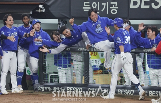 '2024 KBO 포스트시즌 한국시리즈 5차전' KIA-삼성전이 28일 광주-기아챔피언스필드에서 열렸다. 삼성 김영웅이 1회초 2사에서 디아즈에 이어 우중월 1점 홈런(백투백)을 날리고 홈인한 후 동료들의 환영을 받고 있다. /사진=/사진=김진경 대기자