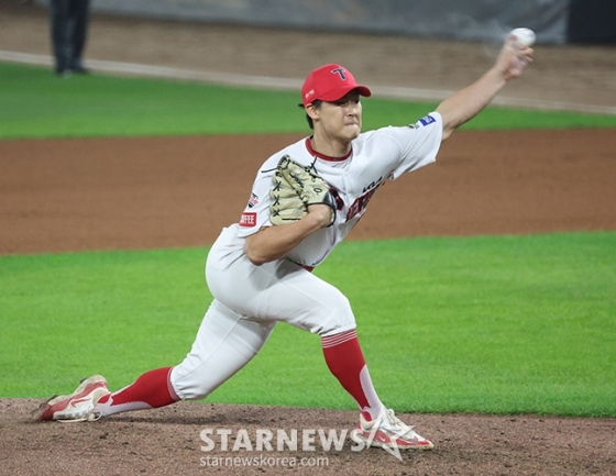 '2024 KBO 포스트시즌 한국시리즈 5차전' KIA-삼성전이 28일 광주-기아챔피언스필드에서 열렸다. KIA 곽도규가 역투하고 있다. /사진=김진경 대기자