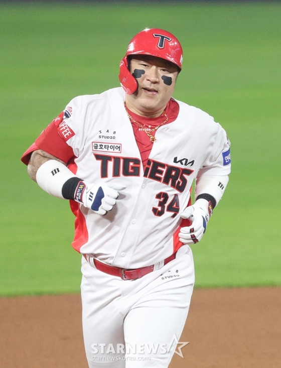 '2024 KBO 포스트시즌 한국시리즈 5차전' KIA-삼성전이 28일 광주-기아챔피언스필드에서 열렸다. KIA 최형우가 5회말 무사에서 우월 1점 홈런을 날린 후 홈인하고 있다. /사진=김진경 대기자