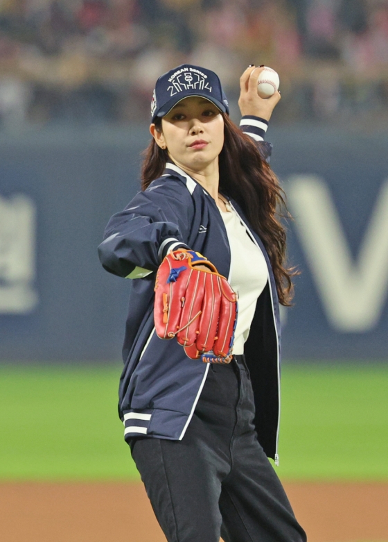 (광주=뉴스1) 장수영 기자 = 28일 오후 광주 기아챔피언스필드에서 열린 프로야구 '2024 신한 SOL 뱅크 KBO 포스트시즌' 한국시리즈 5차전 삼성 라이온즈와 KIA 타이거즈의 경기에 앞서 배우 박신혜가 시구하고 있다. 2024.10.28/뉴스1 Copyright (C) 뉴스1. All rights reserved. 무단 전재 및 재배포, AI학습 이용 금지. /사진=(광주=뉴스1) 장수영 기자