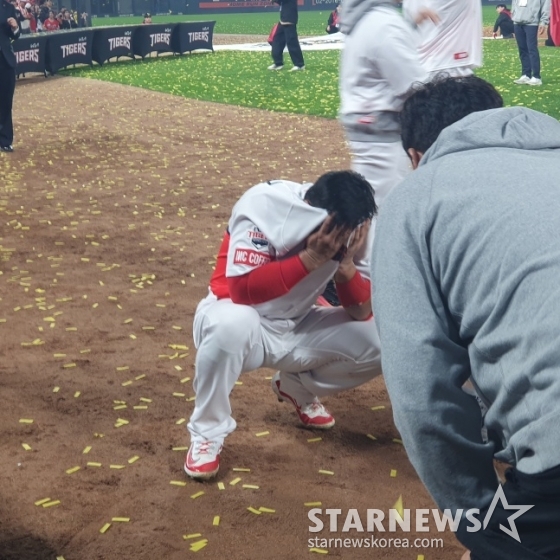 KIA 김태군(가운데)이 28일 광주-기아챔피언스필드에서 펼쳐진 2024 한국시리즈에서 우승한 직후 그라운드에서 펑펑 울고 있다. /사진=김동윤 기자