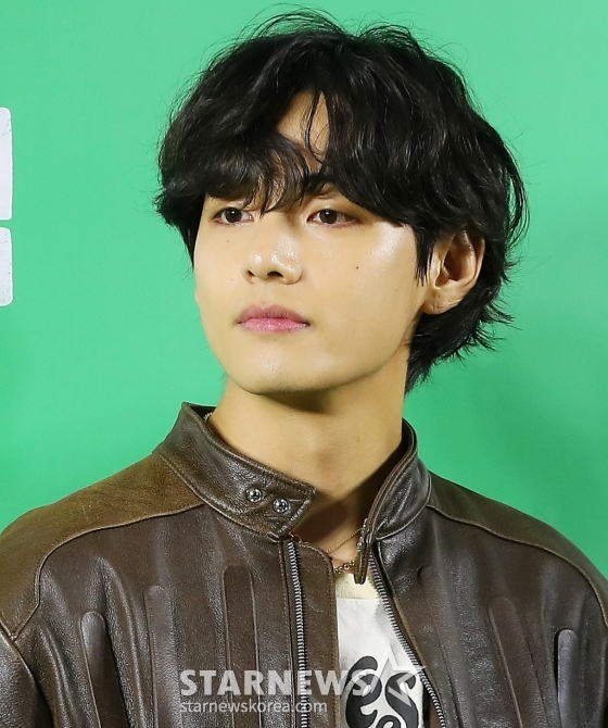 방탄소년단 뷔가 24일 오후 서울 강남구 삼성동 메가박스 코엑스에서 진행된 영화 '드림' VIP 시사회에 참석해 포즈를 취하고 있다. '드림'은 개념 없는 전직 축구선수 홍대(박서준 분)와 열정 없는 PD 소민(아이유 분)이 집 없는 오합지졸 국대 선수들과 함께 불가능한 꿈에 도전하는 이야기를 그린 영화. 오는 26일 개봉. 2023.04.24