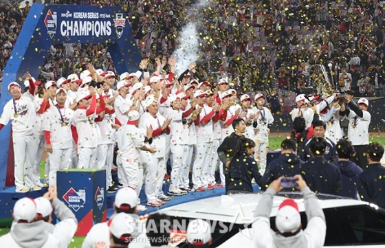 '2024 KBO 포스트시즌 한국시리즈 5차전' KIA-삼성전이 28일 광주-기아챔피언스필드에서 열렸다. KIA가 5차전 삼성에 승리히며 4승 1패로 우승을 차지했다. 이범호 감독이 우승 트로피를 들어올리고 있다. /사진=김진경 대기자