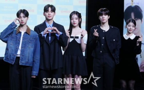 배우 손동표, 최건, 강나언, 김우석, 한채린이 29일 오전 서울 강남구 청담동 일지아트홀에서 지진행된 웹드라마 '0교시는 인싸타임' 제작발표회에 참석해 포즈를 취하고 있다. '0교시는 인싸타임'은 익명 커뮤니티 앱 '인싸타임'의 관리자가 되어 전교생의 모든 비밀을 알게 된 '아싸'(아웃사이더)가 지독하게도 얽히고 싶었던 '핵인싸' 무리에 들어가며 펼쳐지는 하이틴 시크릿 로맨스다. 채널 시네마천국에서 오는 11월 10일 첫 방송된다. 2024.10.29 /사진=김창현 chmt@