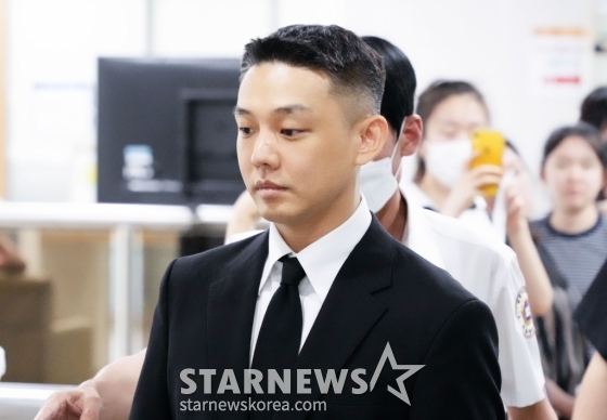 (서울=뉴스1) 임세영 기자 = 마약 투약 혐의를 받는 배우 유아인(본명 엄홍식)이 3일 오후 서울 서초구 서울중앙지법에서 열린 1심 선고 공판에 출석하고 있다. 유아인은 지난 2020년 9월부터 2022년 3월까지 미용 시술을 위한 수면 마취를 가장하는 방식 등으로 181차례에 걸쳐 프로포폴 등을 상습 투약한 혐의를 받고 있다. (공동취재) 2024.9.3/뉴스1 Copyright (C) 뉴스1. All rights reserved. 무단 전재 및 재배포, AI학습 이용 금지. /사진=(서울=뉴스1) 임세영 기자