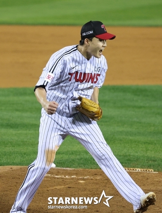 '2024 KBO 포스트시즌 플레이오프 3차전' LG-삼성전이 17일 서울 잠실야구장에서 열렸다. LG 선발 임찬규가 4회초 2사 1,3루에서 삼성 강민호를 삼진으로 돌려세운 후 포효하고 있다. /사진=김진경 대기자