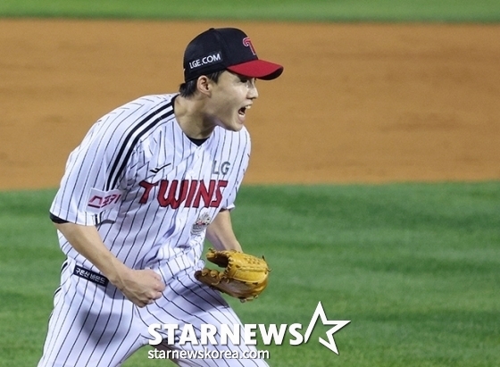 '2024 KBO 포스트시즌 플레이오프 3차전' LG-삼성전이 17일 서울 잠실야구장에서 열렸다. LG 선발 임찬규가 4회초 2사 1,3루에서 삼성 강민호를 삼진으로 돌려세운 후 포효하고 있다. /사진=김진경 대기자