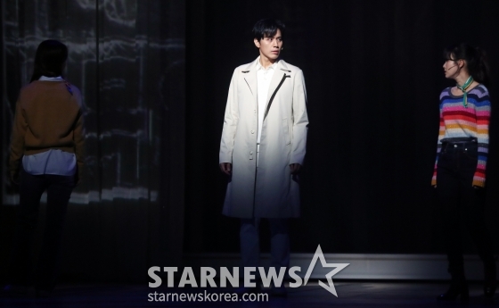 뮤지컬 배우 손준호가 29일 오후 서울 구로구 디큐브 링크아트센터에서 진행된 뮤지컬 '광화문 연가' 프레스콜에 참석해 열연을 하고 있다. '광화문연가'는 생의 마지막 순간을 앞둔 '명우'와 그를 추억 여행으로 이끄는 인연술사 '월하'가 삶의 소중한 순간들을 들여다보는 이야기를 담은 작품이다. 내년 1월 5일까지 공연된다. 2024.10.29 /사진=김창현 chmt@
