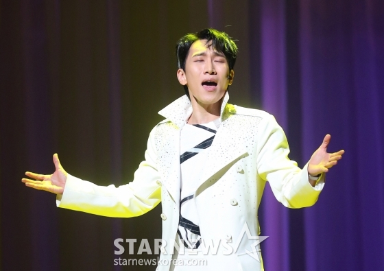 뮤지컬 배우 서은광이 29일 오후 서울 구로구 디큐브 링크아트센터에서 진행된 뮤지컬 '광화문 연가' 프레스콜에 참석해 열연을 하고 있다. '광화문연가'는 생의 마지막 순간을 앞둔 '명우'와 그를 추억 여행으로 이끄는 인연술사 '월하'가 삶의 소중한 순간들을 들여다보는 이야기를 담은 작품이다. 내년 1월 5일까지 공연된다. 2024.10.29 /사진=김창현 chmt@