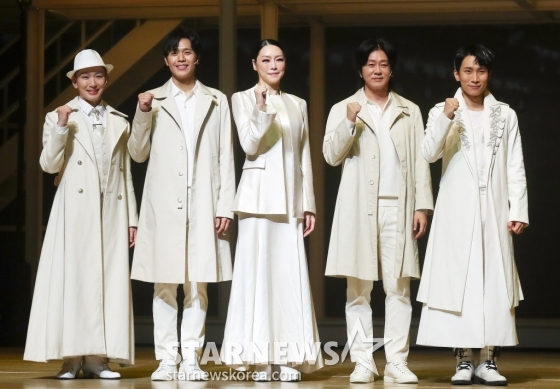 뮤지컬 배우 김호영, 손준호, 차지연, 윤도현, 서은광이 29일 오후 서울 구로구 디큐브 링크아트센터에서 진행된 뮤지컬 '광화문 연가' 프레스콜에 참석해 열연을 하고 있다. '광화문연가'는 생의 마지막 순간을 앞둔 '명우'와 그를 추억 여행으로 이끄는 인연술사 '월하'가 삶의 소중한 순간들을 들여다보는 이야기를 담은 작품이다. 내년 1월 5일까지 공연된다. 2024.10.29 /사진=김창현 chmt@