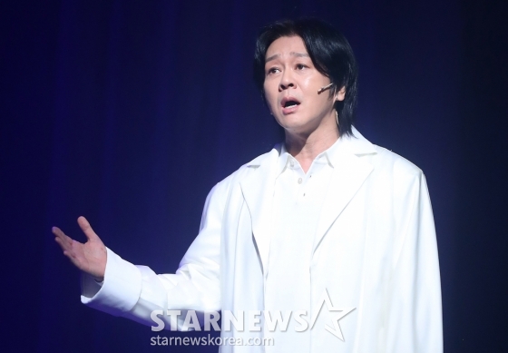 가수 윤도현이 29일 오후 서울 구로구 디큐브 링크아트센터에서 진행된 뮤지컬 '광화문 연가' 프레스콜에 참석해 열연을 하고 있다. '광화문연가'는 생의 마지막 순간을 앞둔 '명우'와 그를 추억 여행으로 이끄는 인연술사 '월하'가 삶의 소중한 순간들을 들여다보는 이야기를 담은 작품이다. 내년 1월 5일까지 공연된다. 2024.10.29 /사진=김창현 chmt@