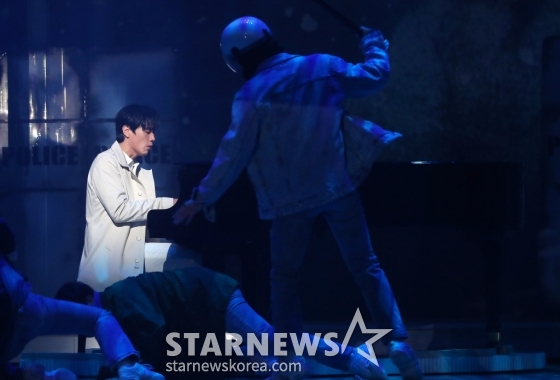 뮤지컬 배우 손준호가 29일 오후 서울 구로구 디큐브 링크아트센터에서 진행된 뮤지컬 '광화문 연가' 프레스콜에 참석해 열연을 하고 있다. '광화문연가'는 생의 마지막 순간을 앞둔 '명우'와 그를 추억 여행으로 이끄는 인연술사 '월하'가 삶의 소중한 순간들을 들여다보는 이야기를 담은 작품이다. 내년 1월 5일까지 공연된다. 2024.10.29 /사진=김창현 chmt@