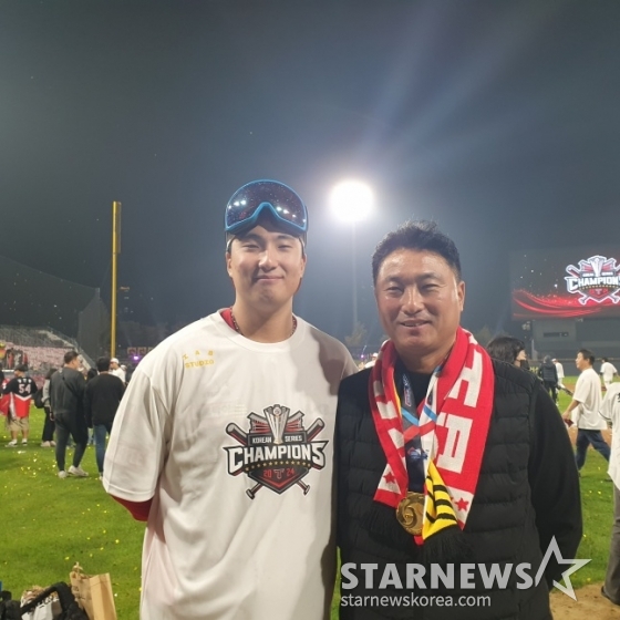 정해영(왼쪽)-정회열 부자가 지난 28일 광주-기아챔피언스필드에서 펼쳐진 2024 KBO 한국시리즈 우승 직후 기념사진을 찍고 있다. /사진=김동윤 기자