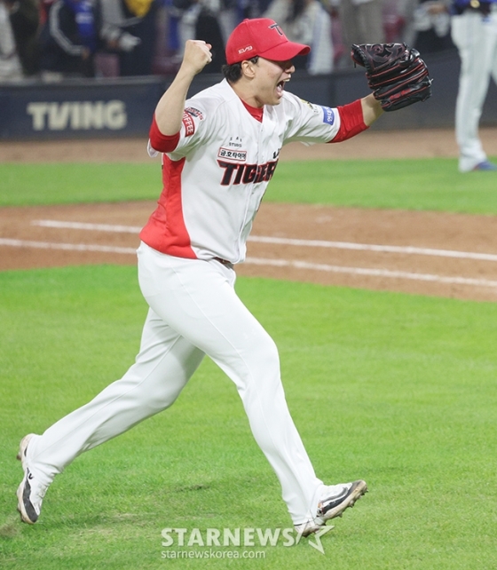 '2024 KBO 포스트시즌 한국시리즈 5차전' KIA-삼성전이 28일 광주-기아챔피언스필드에서 열렸다. KIA가 5차전 삼성에 승리히며 4승 1패로 우승을 차지했다. 정해영이 경기를 매조지한 후 환호하고 있다. /사진=김진경 대기자