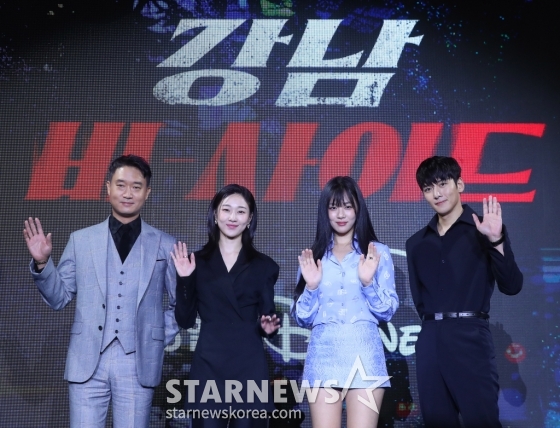 배우 조우진, 하윤경, 김형서, 지창욱, 박누리 감독 30일 오전 서울 종로구 포시즌스 호텔 서울에서 진행된 디즈니+ 오리지널 '강남 비-사이드' 제작발표회에 참석해 포즈를 취하고 있다. '강남 비-사이드'는 강남에서 사라진 클럽 에이스 '재희'(김형서 분)를 찾는 형사와 검사, 그리고 의문의 브로커, 강남 이면에 숨은 사건을 쫓기 위해 서로 다른 이유로 얽힌 세 사람의 추격 범죄 드라마다. 11월 6일 공개. 2024.10.30 /사진=김창현 chmt@