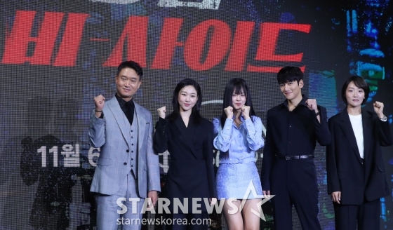 배우 조우진, 하윤경, 김형서, 지창욱, 박누리 감독이 30일 오전 서울 종로구 포시즌스 호텔 서울에서 진행된 디즈니+ 오리지널 '강남 비-사이드' 제작발표회에 참석해 포즈를 취하고 있다. '강남 비-사이드'는 강남에서 사라진 클럽 에이스 ‘재희’(김형서 분)를 찾는 형사와 검사, 그리고 의문의 브로커, 강남 이면에 숨은 사건을 쫓기 위해 서로 다른 이유로 얽힌 세 사람의 추격 범죄 드라마다. 11월 6일 공개. 2024.10.30 /사진=김창현 chmt@