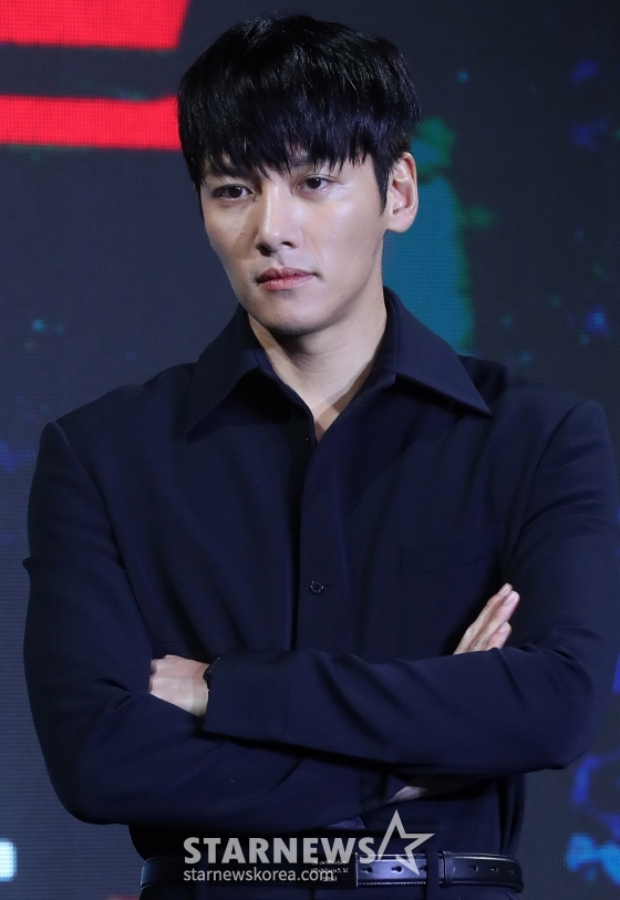 배우 지창욱이 30일 오전 서울 종로구 포시즌스 호텔 서울에서 진행된 디즈니+ 오리지널 '강남 비-사이드' 제작발표회에 참석해 포즈를 취하고 있다. '강남 비-사이드'는 강남에서 사라진 클럽 에이스 ‘재희’(김형서 분)를 찾는 형사와 검사, 그리고 의문의 브로커, 강남 이면에 숨은 사건을 쫓기 위해 서로 다른 이유로 얽힌 세 사람의 추격 범죄 드라마다. 11월 6일 공개. 2024.10.30 /사진=김창현 chmt@