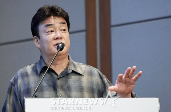 백종원 대표이사가 28일 서울 여의도동 콘래드호텔 서울에서 진행된 더본코리아 IPO기자간담회에 참석, 코스피 상장 이후 미래 사업 전략과 비전을 밝혔다. 백종원 대표이사는 간담회에서 "더본코리아는 창립 초기부터 지금까지 가맹점과의 공고한 상호협력이 있었기 때문에 외식과 호텔, 유통을 아우르는 종합 식품 기업으로 성장할 수 있었다"며 "상장 후에도 가맹점과의 상생은 물론 지역 개발, 해외 시장 확대 등에 힘써 모두와 함께 성장하는 진정한 글로벌 외식전문 기업으로 거듭나겠다" 말했다. 지난 1994년 설립된 더본코리아는 빽다방, 홍콩반점, 새마을식당, 한신포차, 역전우동 등 25개 외식 프랜차이즈 기반의 외식사업과 HMR, 가공식품, 소스 등 다양한 제품을 소비자에게 제공하는 유통사업, 제주도의 더본호텔을 통한 호텔사업을 영위 중이며 사업부문별 안정적인 매출 성장세를 토대로 지난해 역대 최고 매출인 4,107억원(연결기준)을 기록했다. /사진=임한별(머니S)