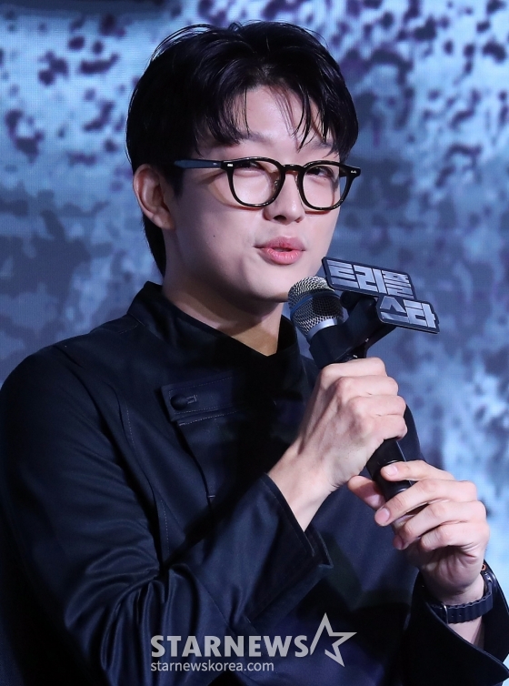 트리플 스타가 7일 오전 서울 마포구 호텔 나루 서울 엠갤러리에서 진행된 넷플릭스 예능 '흑백요리사: 요리 계급 전쟁' TOP8 기자간담회에 참석해 인사말을 하고 있다. '흑백요리사: 요리 계급 전쟁'은 맛 하나는 최고라고 평가받는 재야의 고수 '흑수저' 셰프들이 대한민국 최고의 스타 셰프 '백수저'들에게 도전장을 내밀며 치열하게 맞붙는 100인의 요리 계급 전쟁이다. 2024.10.07 /사진=김창현