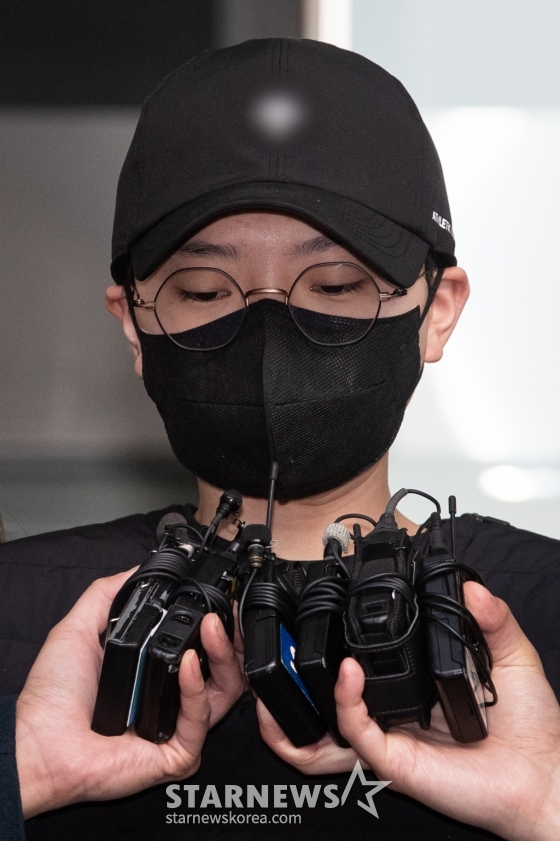 (서울=뉴스1) 유승관 기자 = '재벌 3세'를 사칭하며 사기 행각을 벌인 혐의로 구속된 전청조씨(27)가 10일 서울 송파경찰서에서 검찰로 송치되고 있다. 서울송파경찰서는 이날 전 펜싱 국가대표 남현희와 결혼을 발표한 후 특정경제범죄가중처벌법상 사기 혐의로 구속된 전씨를 서울동부지검에 송치했다. 2023.11.10/뉴스1 Copyright (C) 뉴스1. All rights reserved. 무단 전재 및 재배포, AI학습 이용 금지. /사진=(서울=뉴스1) 유승관 기자