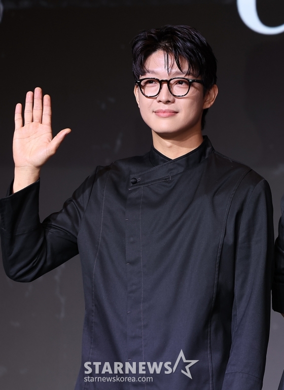 (서울=뉴스1) 김진환 기자 = 요리사 트리플 스타가 7일 오전 서울 마포구 호텔 나루 서울 엠갤러리에서 열린 넷플릭스 예능 '흑백요리사: 요리 계급 전쟁' 기자간담회에서 포즈를 취하고 있다. '흑백요리사: 요리 계급 전쟁'은 맛 하나는 최고라고 평가받는 재야의 고수 '흑수저' 셰프들이 대한민국 최고의 스타 셰프 '백수저'들에게 도전장을 내밀며 치열하게 맞붙는 100인의 요리 계급 전쟁이다. 2024.10.7/뉴스1 Copyright (C) 뉴스1. All rights reserved. 무단 전재 및 재배포, AI학습 이용 금지. /사진=(서울=뉴스1) 김진환 기자