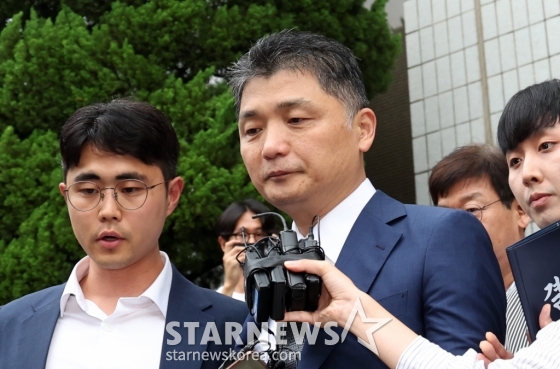 (서울=뉴스1) 김명섭 기자 = SM엔터테인먼트 시세조종 의혹을 받는 김범수 카카오 경영쇄신위원장이 22일 오후 서울 양천구 서울남부지방법원에서 구속 전 피의자심문(영장실질심사)을 마치고 이동하고 있다. 김 위원장은 지난해 2월 SM엔터 경영권 인수 당시 경쟁자 하이브의 공개 매수를 방해할 목적으로 하이브의 공개매수가(12만 원)보다 높게 설정·고정해 시세를 조종했다는 혐의를 받는다. 2024.7.22/뉴스1 Copyright (C) 뉴스1. All rights reserved. 무단 전재 및 재배포, AI학습 이용 금지. /사진=(서울=뉴스1) 김명섭 기자