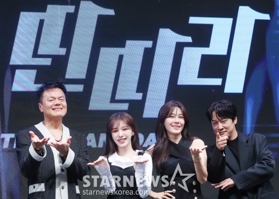가수 박진영, 웬디, 배우 김하늘, 차태현이 31일 오후 서울 영등포구 여의도동 KBS 아트홀에서 진행된 KBS 2TV 예능 '더 딴따라' 제작발표회에 참석해 포즈를 취하고 있다. '더 딴따라'는 노래, 춤, 연기, 예능 다 되는 딴따라 찾기 프로젝트로 원조 딴따라 박진영이 KBS와 손을 잡고 선보이는 새로운 버라이어티 오디션 프로그램. 11월 3일 첫 방송. 2024.10.31 /사진=김창현 chmt@