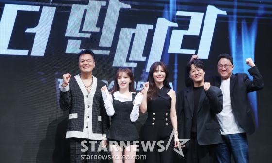 가수 박진영, 웬디, 배우 김하늘, 차태현, 양혁 PD가 31일 오후 서울 영등포구 여의도동 KBS 아트홀에서 진행된 KBS 2TV 예능 '더 딴따라' 제작발표회에 참석해 포즈를 취하고 있다. '더 딴따라'는 노래, 춤, 연기, 예능 다 되는 딴따라 찾기 프로젝트로 원조 딴따라 박진영이 KBS와 손을 잡고 선보이는 새로운 버라이어티 오디션 프로그램. 11월 3일 첫 방송. 2024.10.31 /사진=김창현 chmt@
