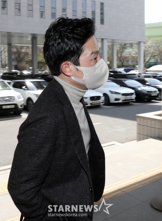 (서울=뉴스1) 이승배 기자 = 가상 화폐를 상장해 주겠다는 명목으로 수십억 원을 받은 혐의를 받는 프로골퍼 안성현이 2일 서울 양천구 서울남부지방법원에서 열린 특정경제범죄가중처벌법상 사기·배임수재 관련 공판에 출석하고 있다. 2024.4.2/뉴스1 Copyright (C) 뉴스1. All rights reserved. 무단 전재 및 재배포, AI학습 이용 금지. /사진=(서울=뉴스1) 이승배 기자
