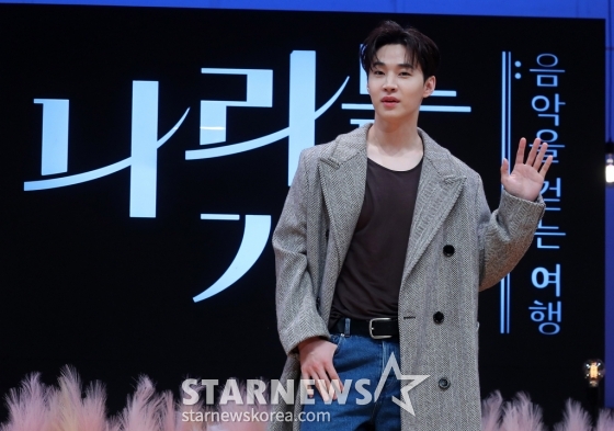 가수 헨리가 1일 오전 서울 영등포구 여의도동 KBS 아트홀에서 진행된 KBS 2TV 음악 여행 리얼리티쇼 '나라는 가수' 제작발표회에 참석해 포즈를 취하고 있다. '나라는 가수-스페인'은 K팝 대표 실력파 아티스트들이 다른 '나라'의 음악과 문화를 경험하며 '나'라는 가수를 찾아가는 여행기를 그리는 음악 예능 프로그램이다. 오는 2일 첫 방송. 2024.11.01 /사진=김창현 chmt@
