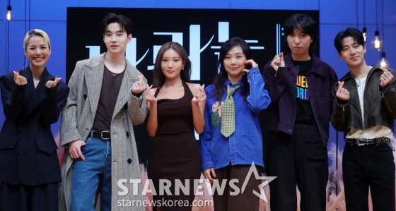 가수 소향, 헨리, 화사, 안신애, 프로듀서 구름, 기타리스트 자이로가 1일 오전 서울 영등포구 여의도동 KBS 아트홀에서 진행된 KBS 2TV 음악 여행 리얼리티쇼 '나라는 가수' 제작발표회에 참석해 포즈를 취하고 있다. '나라는 가수-스페인'은 K팝 대표 실력파 아티스트들이 다른 '나라'의 음악과 문화를 경험하며 '나'라는 가수를 찾아가는 여행기를 그리는 음악 예능 프로그램이다. 오는 2일 첫 방송. 2024.11.01 /사진=김창현 chmt@