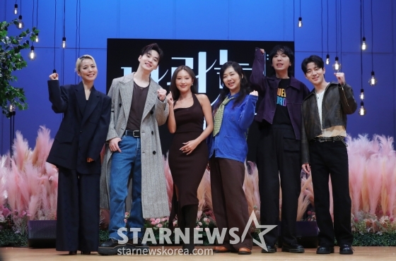 가수 소향, 헨리, 화사, 안신애, 프로듀서 구름, 기타리스트 자이로가 1일 오전 서울 영등포구 여의도동 KBS 아트홀에서 진행된 KBS 2TV 음악 여행 리얼리티쇼 '나라는 가수' 제작발표회에 참석해 포즈를 취하고 있다. '나라는 가수-스페인'은 K팝 대표 실력파 아티스트들이 다른 '나라'의 음악과 문화를 경험하며 '나'라는 가수를 찾아가는 여행기를 그리는 음악 예능 프로그램이다. 오는 2일 첫 방송. 2024.11.01 /사진=김창현 chmt@