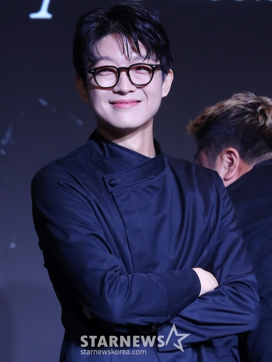 트리플 스타가 7일 오전 서울 마포구 호텔 나루 서울 엠갤러리에서 진행된 넷플릭스 예능 '흑백요리사: 요리 계급 전쟁' TOP8 기자간담회에 참석해 포즈를 취하고 있다. '흑백요리사: 요리 계급 전쟁'은 맛 하나는 최고라고 평가받는 재야의 고수 '흑수저' 셰프들이 대한민국 최고의 스타 셰프 '백수저'들에게 도전장을 내밀며 치열하게 맞붙는 100인의 요리 계급 전쟁이다. 2024.10.07 /사진=김창현