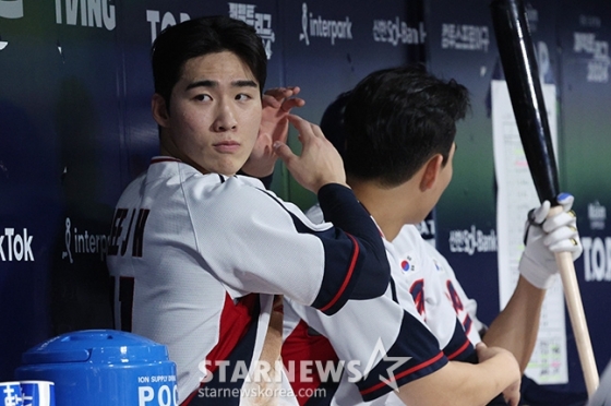 '2024 WBSC 프리미어 12' 평가전 한국-쿠바전이 1일 서울 고척스카이돔에서 열렸다. 한국대표팀 이주형이 더그아웃에서 시뮬레이션 타격을 하고 있다. /사진=김진경 대기자