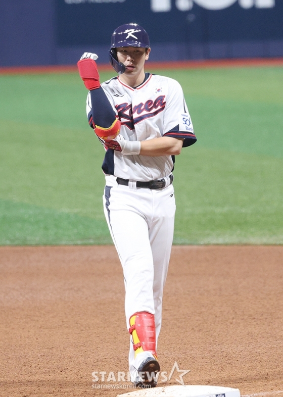 '2024 WBSC 프리미어 12' 평가전 한국-쿠바전이 1일 서울 고척스카이돔에서 열렸다. 한국 홍창기가 5회말 안타를 치고 출루한 후 장비를 정리하고 있다. /사진=김진경 대기자