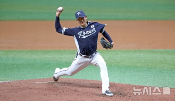 2일 서울 구로구 고척스카이돔에서 열린 2024 WBSC 프리미어12 한국 야구대표팀과 쿠바의 2차 평가전, 3회말 한국 고영표가 역투하고 있다. /사진=뉴시스