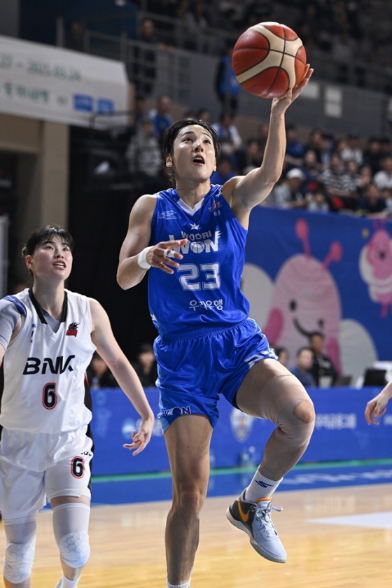 우리은행 김단비가 2일 BNK와 홈경기에서 레이업을 시도하고 있다. /사진=WKBL 제공