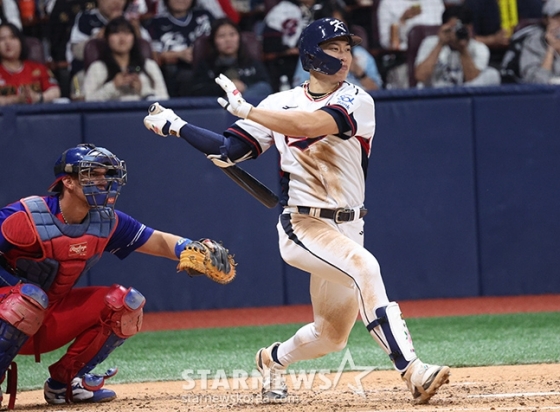 '2024 WBSC 프리미어 12' 평가전 한국-쿠바전이 1일 서울 고척스카이돔에서 열렸다. 한국 송성문이 3회말 호쾌한 타격을 선보이고 있다. /사진=김진경 대기자