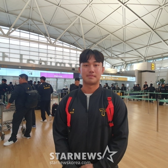 KIA 예진원이 4일 인천국제공항을 통해 마무리캠프를 떠나기 전 취재진과 인터뷰를 하고 있다. /사진=김동윤 기자