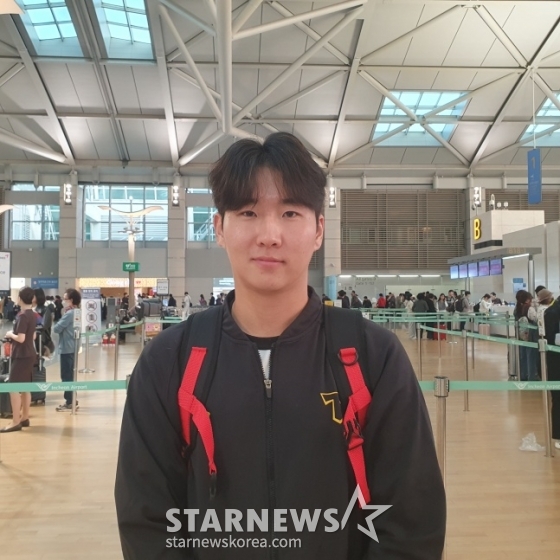 KIA 신인 김두현이 4일 인천국제공항을 통해 마무리캠프를 떠나기 전 취재진과 인터뷰를 하고 있다. /사진=김동윤 기자