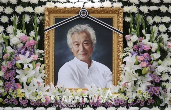 4일 오전 송파구 풍납동 서울아산병원 장례식장에 폐암으로 별세한 배우 신성일(81) 씨의 빈소가 마련돼있다.<사진공동취재단>