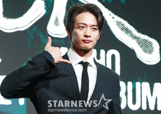 샤이니 민호가 4일 오전 서울 여의도 페어몬트 앰배서더 호텔에서 진행된 솔로 첫 정규 앨범 '콜 백'(CALL BACK) 발매 기자간담회에서 포즈를 취하고 있다. 이번 앨범에는 타이틀 곡 '콜 백'을 포함해 총 10곡으로 구성됐다. /2024.11.04 /사진=이동훈 photoguy@