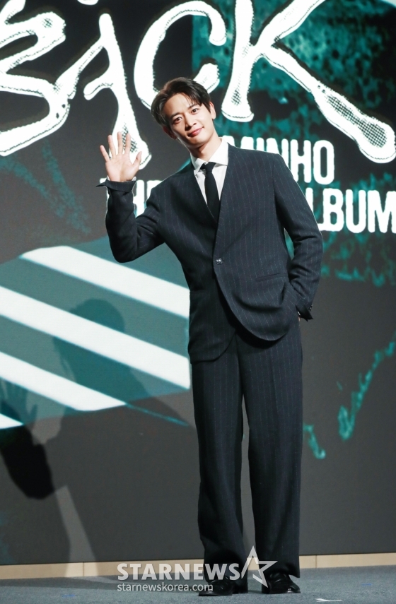 샤이니 민호가 4일 오전 서울 여의도 페어몬트 앰배서더 호텔에서 진행된 솔로 첫 정규 앨범 '콜 백'(CALL BACK) 발매 기자간담회에서 포즈를 취하고 있다. 이번 앨범에는 타이틀 곡 '콜 백'을 포함해 총 10곡으로 구성됐다. /2024.11.04 /사진=이동훈 photoguy@