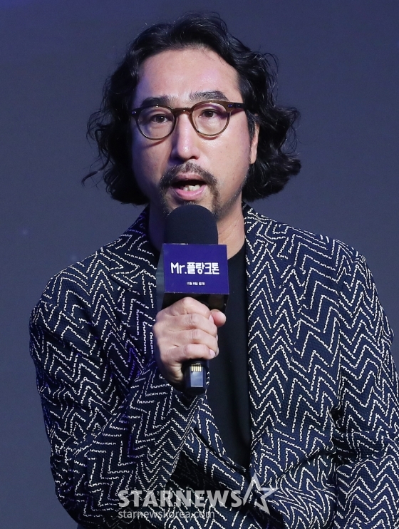 홍종찬 감독이 4일 오전 서울 마포구 호텔 나루 서울 엠갤러리에서 진행된 넷플릭스 드라마 'Mr.플랑크톤' 제작발표회에 참석해 인사말을 하고 있다. 'Mr.플랑크톤'은 실수로 잘못 태어난 남자 '해조'의 인생 마지막 여행길에 세상에서 가장 불운한 여자 '재미'가 강제 동행하면서 벌어지는 로맨틱 코미디를 그린다. 오는 8일 공개. 2024.11.04 /사진=김창현 chmt@