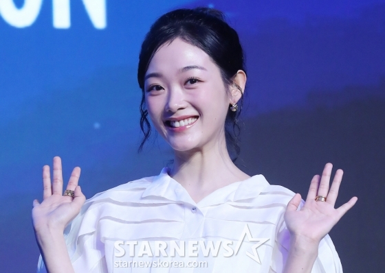배우 이유미가 4일 오전 서울 마포구 호텔 나루 서울 엠갤러리에서 진행된 넷플릭스 드라마 'Mr.플랑크톤' 제작발표회에 참석해 포즈를 취하고 있다. 'Mr.플랑크톤'은 실수로 잘못 태어난 남자 '해조'의 인생 마지막 여행길에 세상에서 가장 불운한 여자 '재미'가 강제 동행하면서 벌어지는 로맨틱 코미디를 그린다. 오는 8일 공개. 2024.11.04 /사진=김창현 chmt@