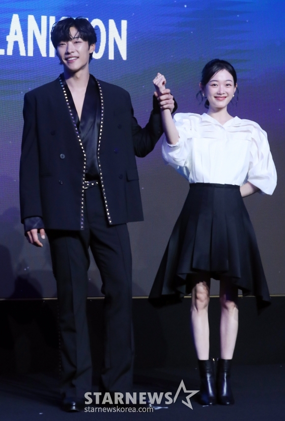 배우 우도환, 이유미가 4일 오전 서울 마포구 호텔 나루 서울 엠갤러리에서 진행된 넷플릭스 드라마 'Mr.플랑크톤' 제작발표회에 참석해 포즈를 취하고 있다. 'Mr.플랑크톤'은 실수로 잘못 태어난 남자 '해조'의 인생 마지막 여행길에 세상에서 가장 불운한 여자 '재미'가 강제 동행하면서 벌어지는 로맨틱 코미디를 그린다. 오는 8일 공개. 2024.11.04 /사진=김창현 chmt@
