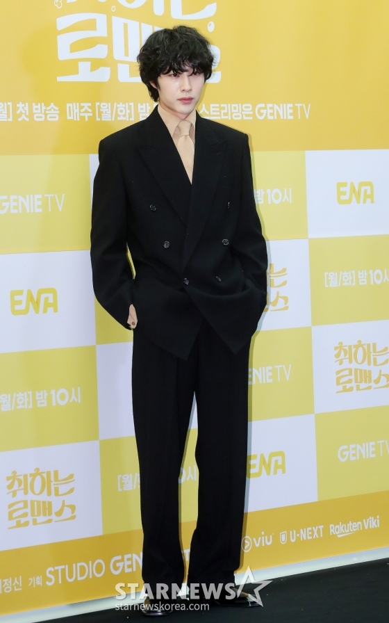 배우 이종원이 4일 오후 서울 마포구 상암동 스탠포드 서울에서 진행된 ENA 월화드라마 '취하는 로맨스' 제작발표회에 참석해 포즈를 취하고 있다. '취하는 로맨스'는 감정을 숨기는 게 당연한 '초열정' 주류회사 영업왕 용주(김세정 분)와 감정을 캐치하는 게 일상인 '초민감' 브루어리 대표 민주(이종원 분)의 설렘 도수 끌올 로맨스. 2024.11.04 /사진=김창현 chmt@