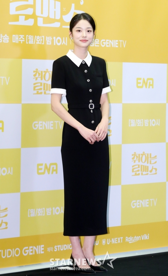 배우 신도현이 4일 오후 서울 마포구 상암동 스탠포드 서울에서 진행된 ENA 월화드라마 '취하는 로맨스' 제작발표회에 참석해 포즈를 취하고 있다. '취하는 로맨스'는 감정을 숨기는 게 당연한 '초열정' 주류회사 영업왕 용주(김세정 분)와 감정을 캐치하는 게 일상인 '초민감' 브루어리 대표 민주(이종원 분)의 설렘 도수 끌올 로맨스. 2024.11.04 /사진=김창현 chmt@