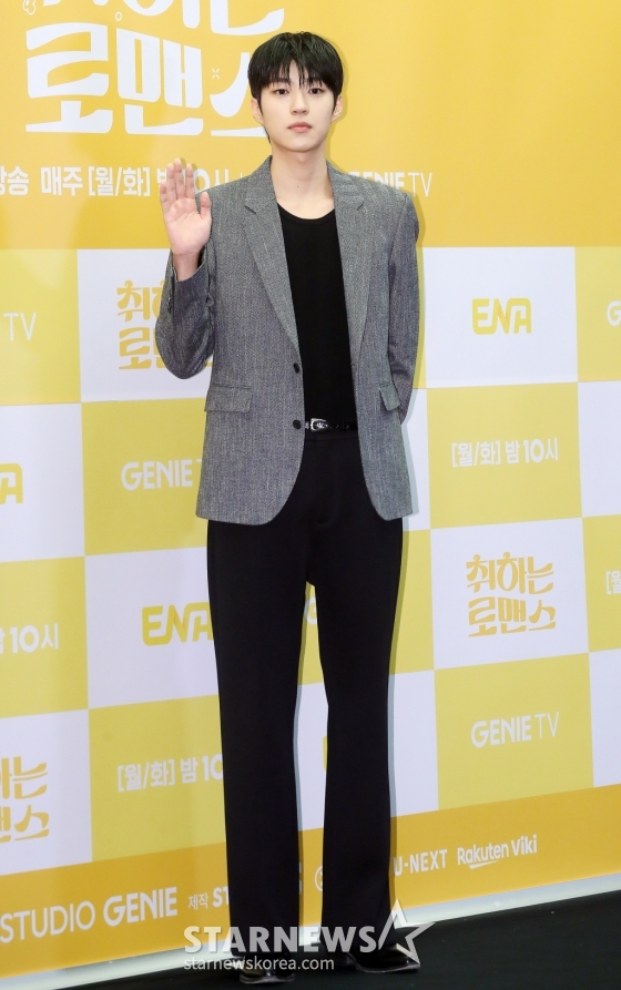 배우 백성철이 4일 오후 서울 마포구 상암동 스탠포드 서울에서 진행된 ENA 월화드라마 '취하는 로맨스' 제작발표회에 참석해 포즈를 취하고 있다. '취하는 로맨스'는 감정을 숨기는 게 당연한 '초열정' 주류회사 영업왕 용주(김세정 분)와 감정을 캐치하는 게 일상인 '초민감' 브루어리 대표 민주(이종원 분)의 설렘 도수 끌올 로맨스. 2024.11.04 /사진=김창현 chmt@